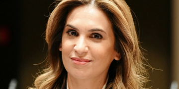 “La porte, la porte, la porte !!” : en pleine crise à CNews, le boss de Sonia Mabrouk perd ses nerfs et lui hurle dessus dans les loges