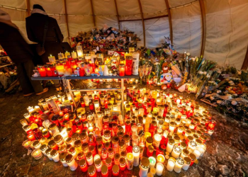 Crans-Montana: un mémorial dédié aux victimes de l&rsquo;incendie a pris feu, une enquête ouverte