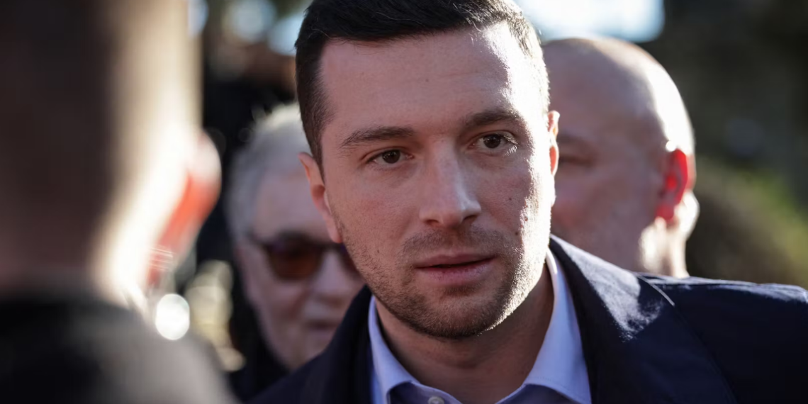 Jordan Bardella tend la main aux LR pour des listes d’union au second tour et se prend un vent