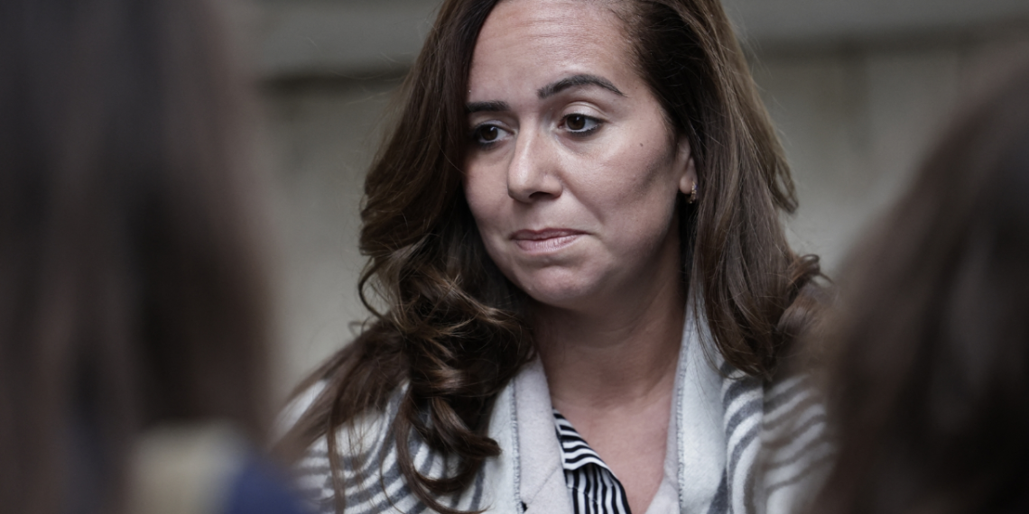 Sarah Knafo affirme s’être fait voler son téléphone « plus de 15 fois » dans le RER et le tramway, dénonçant une insécurité persistante.