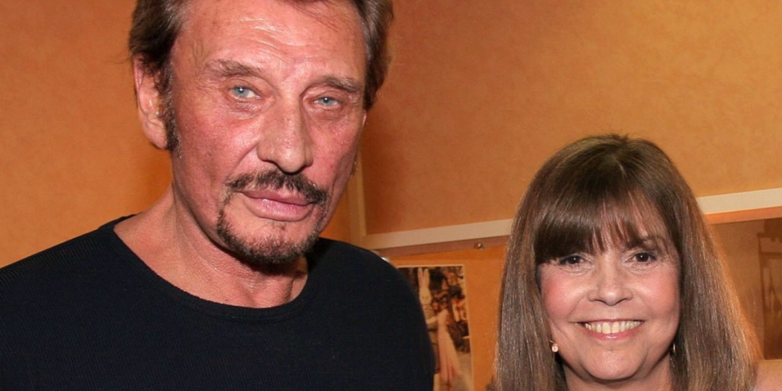 Copine avec Johnny Hallyday, Chantal Goya balance sur leur relation sous le même toit : “Dans le lit…”