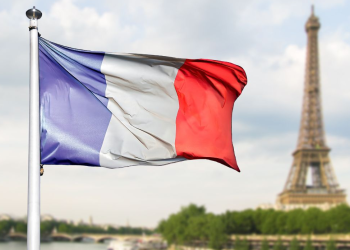 Avez-vous le droit d&rsquo;afficher le drapeau français à votre fenêtre ? Ce que la loi autorise vraiment chez vous
