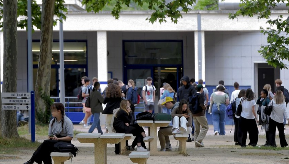 La professeure sermonne un élève qui priait dans le couloir d’un lycée de Toulouse, il s’emporte… plus rien ne l&rsquo;arrête