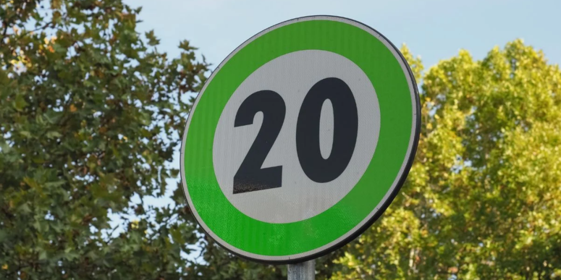 Code de la route : c’est quoi encore ces nouveaux panneaux de vitesse verts qui arrivent en France ?