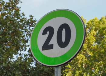 Code de la route : c’est quoi encore ces nouveaux panneaux de vitesse verts qui arrivent en France ?