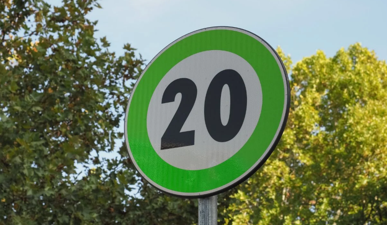 Code de la route : c’est quoi encore ces nouveaux panneaux de vitesse verts qui arrivent en France ? 3 Code de la route : c’est quoi encore ces nouveaux panneaux de vitesse verts qui arrivent en France ? Capture decran 2026 02 20 134816