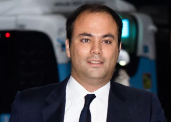 Charles Consigny en couple avec Guillaume, il l’a présenté à ses parents : « Il est le premier à avoir cet honneur ! »