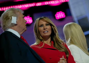 Donald Trump se lâche sur Melania en plein discours, la séquence fait le tour des réseaux