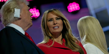 Donald Trump se lâche sur Melania en plein discours, la séquence fait le tour des réseaux