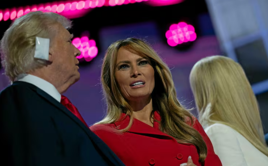 Donald Trump se lâche sur Melania en plein discours, la séquence fait le tour des réseaux