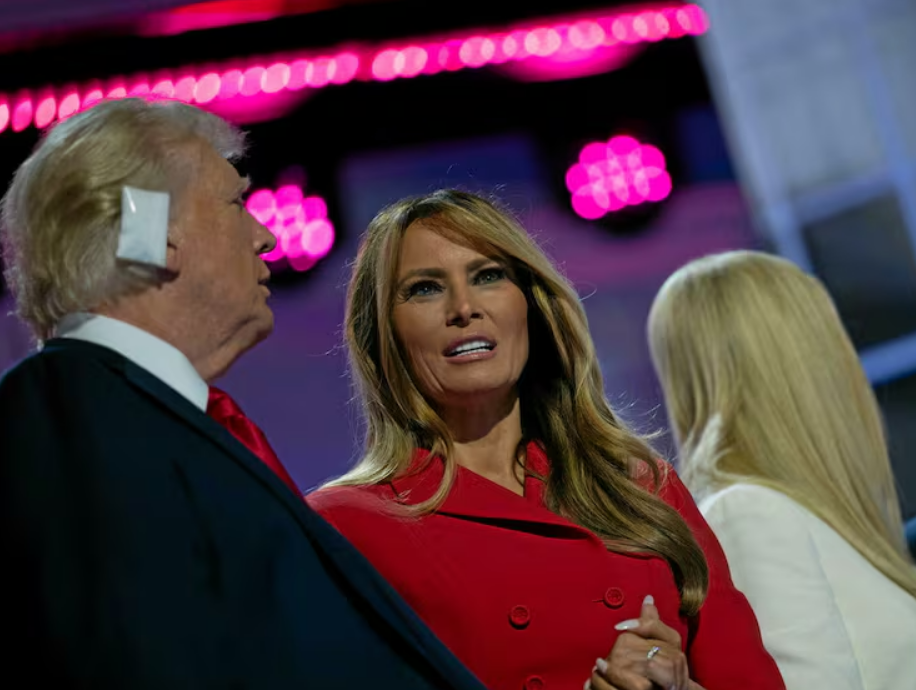 Donald Trump se lâche sur Melania en plein discours, la séquence fait le tour des réseaux 3 Donald Trump se lâche sur Melania en plein discours, la séquence fait le tour des réseaux Capture decran 2026 02 20 174348