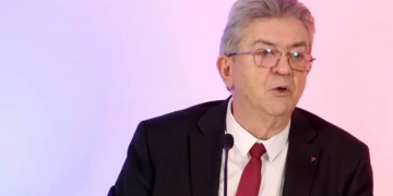 Mélenchon annonce qu’en cas de prise du pouvoir, « l’empire Bolloré sera rompu, vendu à la découpe ou attribué »