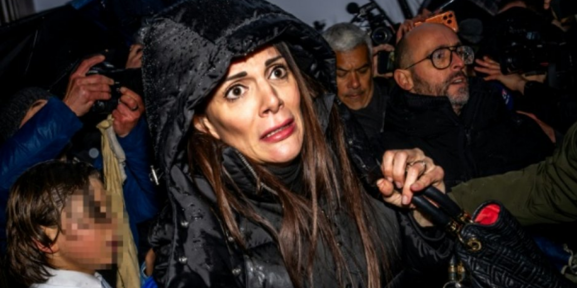 “J’ai vérifié les cartes d’identité” : à Crans-Montana, Jessica Moretti brise le silence sur les mineurs présents dans son bar le soir de l’incendie 3 “J’ai vérifié les cartes d’identité” : à Crans-Montana, Jessica Moretti brise le silence sur les mineurs présents dans son bar le soir de l’incendie “J’ai vérifié les cartes d’identité” : à Crans-Montana, Jessica Moretti brise le silence sur les mineurs présents dans son bar le soir de l’incendie