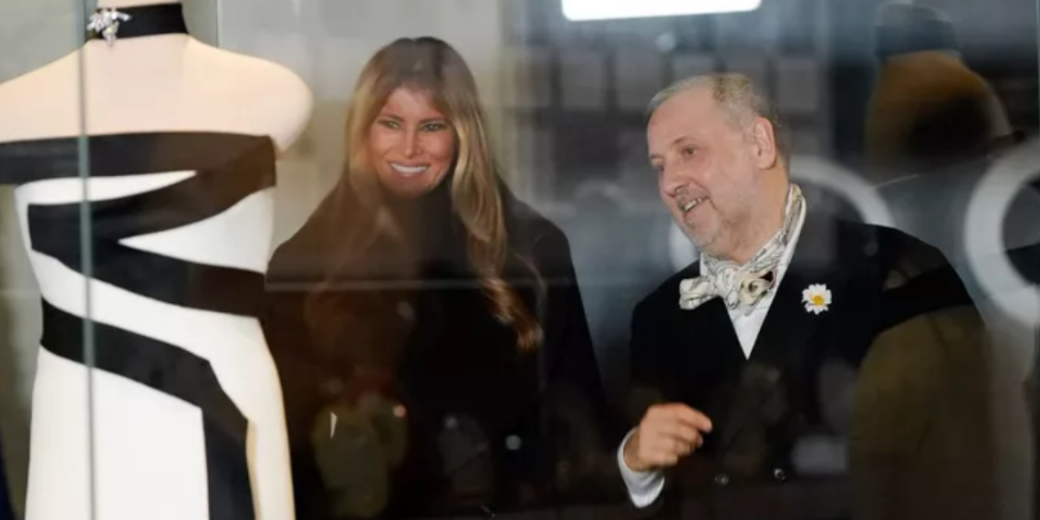 « Ceci n&rsquo;est pas une robe » : lyrique, Melania Trump entre au musée