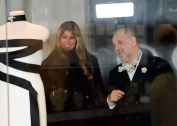 « Ceci n'est pas une robe » : lyrique, Melania Trump entre au musée 10 « Ceci n'est pas une robe » : lyrique, Melania Trump entre au musée « Ceci n’est pas une robe » : lyrique, Melania Trump entre au musée