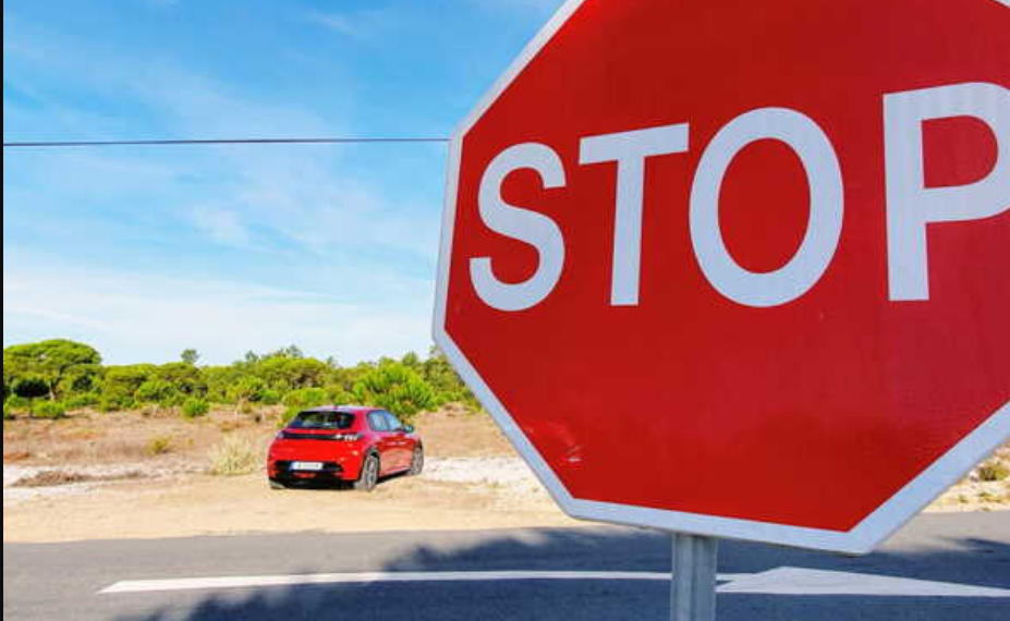 Ne pas marquer un “stop” ne serait plus éliminatoire ? L’examen du permis pourrait évoluer…