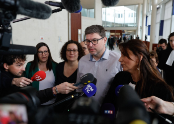 Après une réprimande en classe, la situation dégénère : la mère s'en prend l’enseignante… 16 Après une réprimande en classe, la situation dégénère : la mère s'en prend l’enseignante… Après une réprimande en classe, la situation dégénère : la mère s’en prend l’enseignante…