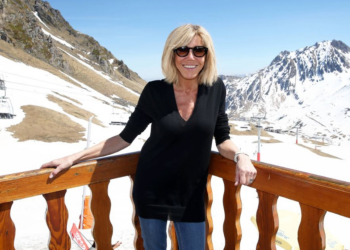Brigitte Macron au ski : cette photo inattendue avec ses filles qui fait réagir les internautes 14 Brigitte Macron au ski : cette photo inattendue avec ses filles qui fait réagir les internautes Brigitte Macron au ski : cette photo inattendue avec ses filles qui fait réagir les internautes