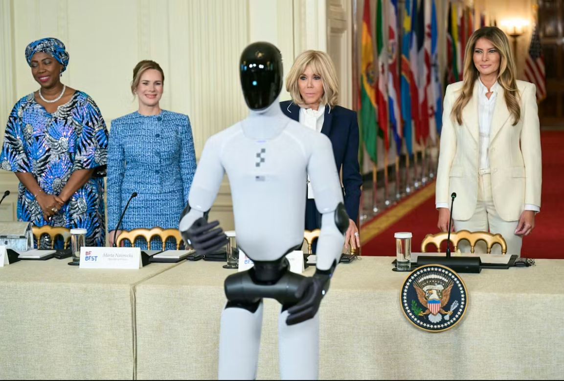 Etats-Unis : Le temps d'un évènement, un robot remplace Donald Trump auprès de Melania 6 Etats-Unis : Le temps d'un évènement, un robot remplace Donald Trump auprès de Melania AcmEQ9EmzK