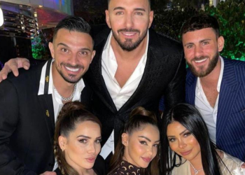 "On les fait payer jusqu'au dernier centime": le rapatriement des influenceurs français à Dubaï divise 8 "On les fait payer jusqu'au dernier centime": le rapatriement des influenceurs français à Dubaï divise « On les fait payer jusqu’au dernier centime »: le rapatriement des influenceurs français à Dubaï divise