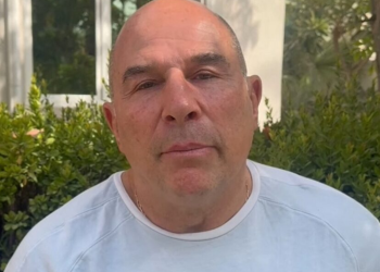 « Je ne ferai pas partie des mecs qui chialent » : bloqué à Dubaï, l’animateur Vincent Moscato s’attaque aux influenceurs