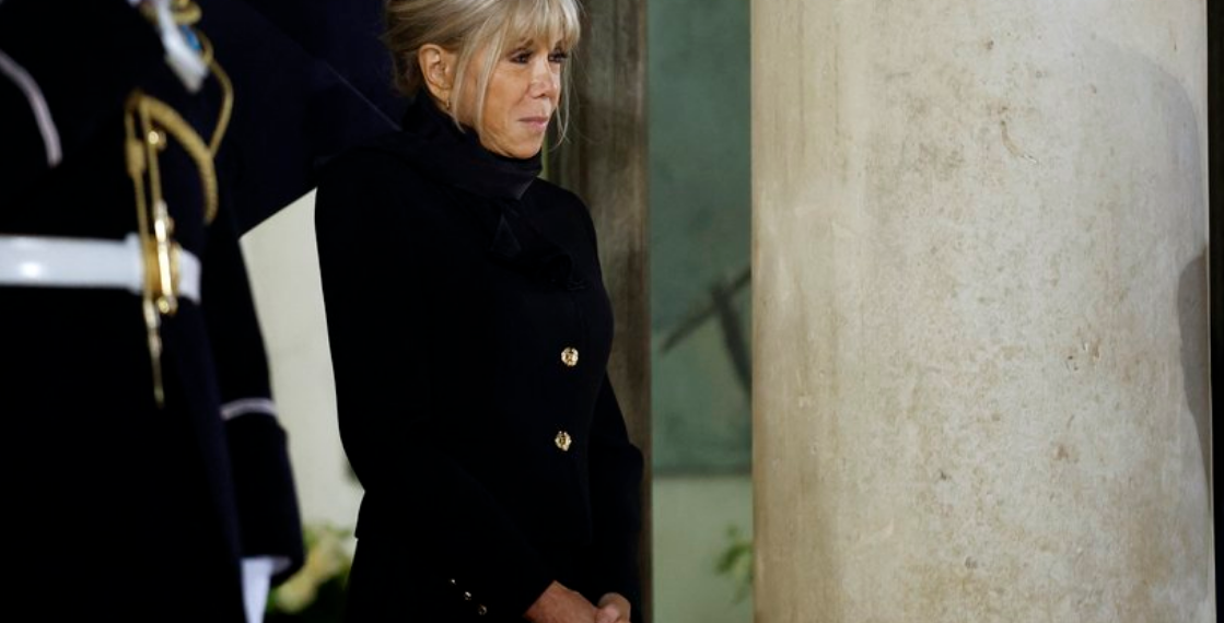 "Elle ne peut pas se déplacer" : Brigitte Macron opérée "en urgence", qu’arrive-t-il à la Première dame ? 3 "Elle ne peut pas se déplacer" : Brigitte Macron opérée "en urgence", qu’arrive-t-il à la Première dame ? « Elle ne peut pas se déplacer » : Brigitte Macron opérée « en urgence », qu’arrive-t-il à la Première dame ?
