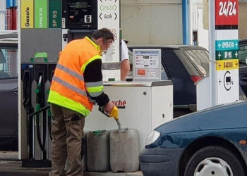 « Pénurie de carburant » : files interminables et bidons à la main… la panique s’emballe…