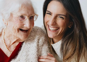 « C&rsquo;est ma meilleure amie » : une femme de 23 ans choisit de vivre au quotidien avec son arrière-grand-mère de 101 ans