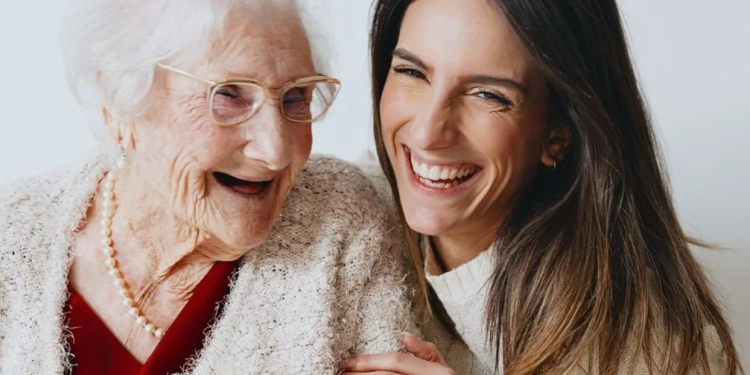 "C'est ma meilleure amie" : une femme de 23 ans choisit de vivre au quotidien avec son arrière-grand-mère de 101 ans 1 "C'est ma meilleure amie" : une femme de 23 ans choisit de vivre au quotidien avec son arrière-grand-mère de 101 ans Capture decran 2026 03 04 211454