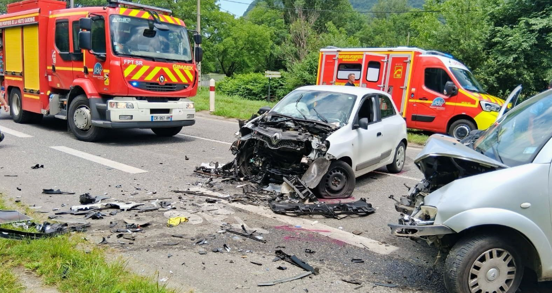 Collision à haute vitesse entre deux voitures : l’impact fait un décès et quatre blessés, une enquête ouverte