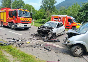 Collision à haute vitesse entre deux voitures : l’impact fait un décès et quatre blessés, une enquête ouverte