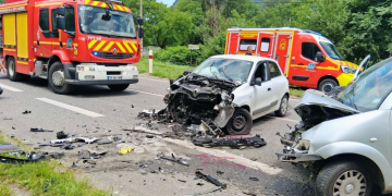Collision à haute vitesse entre deux voitures : l’impact fait un décès et quatre blessés, une enquête ouverte