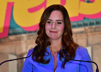 Sarah Knafo présente Cindy, sa sœur au « look d&rsquo;enfer » et à la « plastique enjôleuse » dans son ombre pour les Municipales