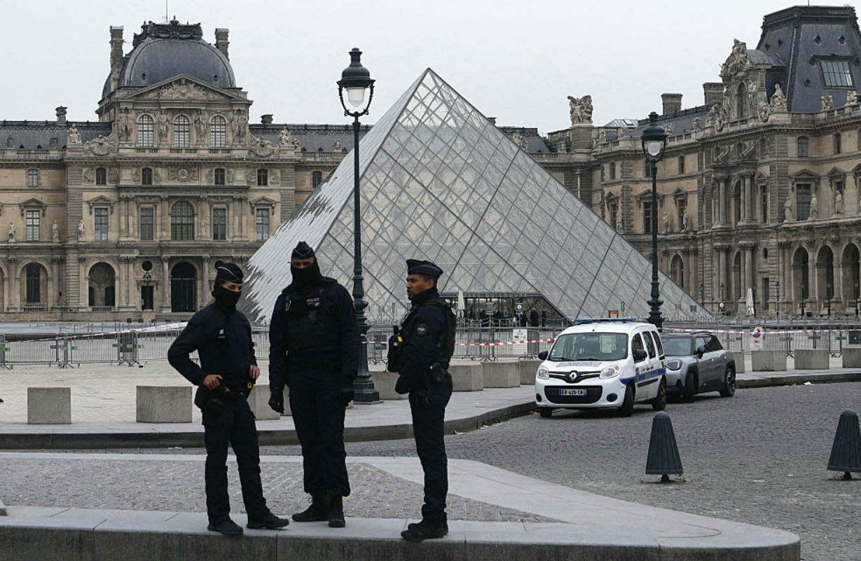 Un détenu s'évade dans les transports en commun lors d'une sortie au Louvre 2 Un détenu s'évade dans les transports en commun lors d'une sortie au Louvre Capture decran 2026 03 16 140626