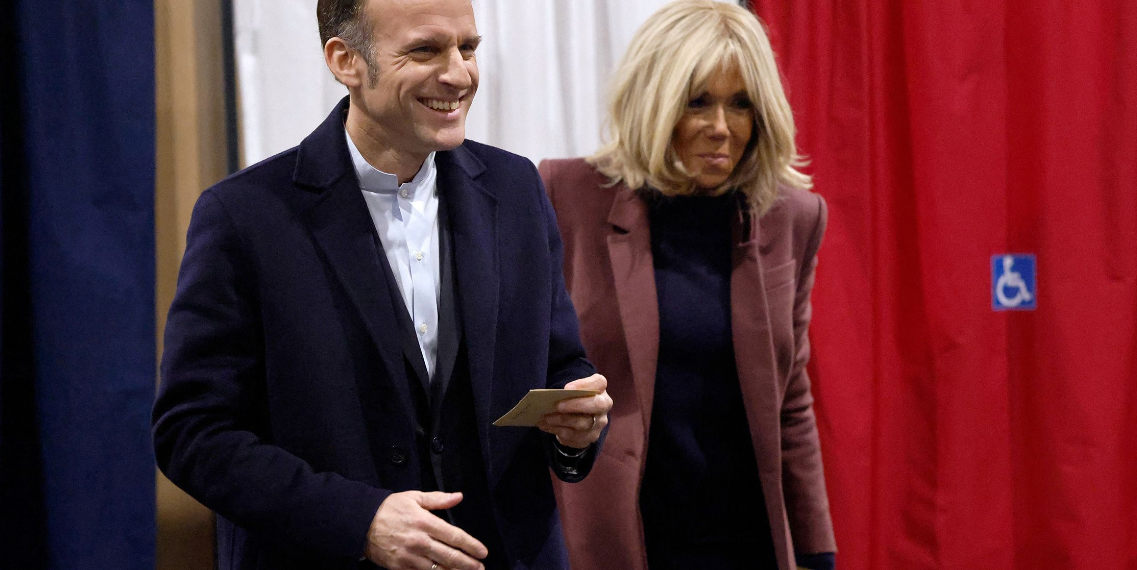 Municipales 2026 : Emmanuel et Brigitte Macron arrivent bras dessus bras dessous pour voter au Touquet