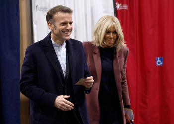 Municipales 2026 : Emmanuel et Brigitte Macron arrivent bras dessus bras dessous pour voter au Touquet