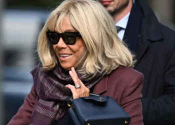 Brigitte Macron sous le feu des critiques pour un accessoire au prix vertigineux ! 8 Brigitte Macron sous le feu des critiques pour un accessoire au prix vertigineux ! Brigitte Macron sous le feu des critiques pour un accessoire au prix vertigineux !