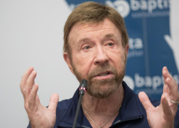 Chuck Norris au plus mal ? L’acteur de 86 ans a été hospitalisé d’urgence après un malaise