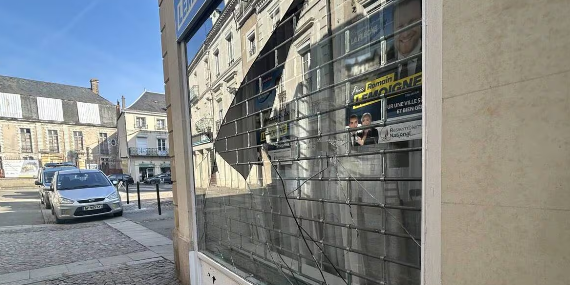 « On va déménager » : après l’élection du Rassemblement national à la mairie, la population fracturée à La Flèche