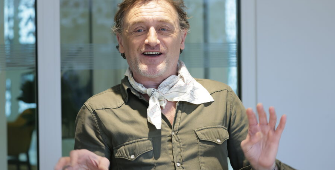 Jean-Paul Rouve décoré à l&rsquo;Elysée, l&rsquo;acteur de 59 ans perd ses moyens dans les bras du président