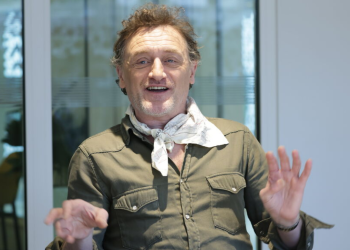 Jean-Paul Rouve décoré à l&rsquo;Elysée, l&rsquo;acteur de 59 ans perd ses moyens dans les bras du président