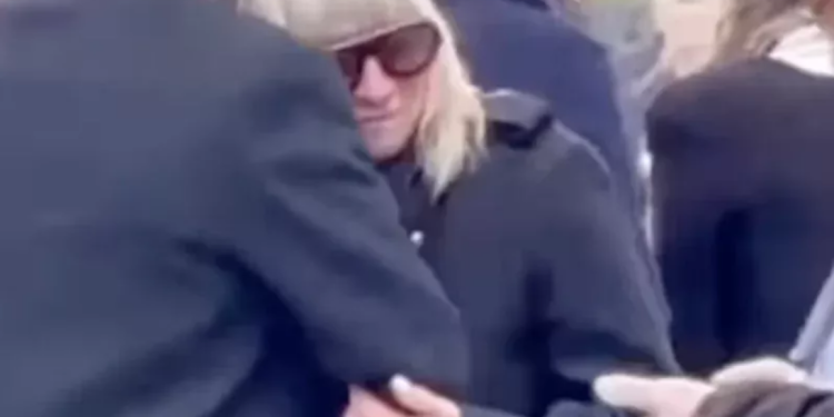 Christine Bravo Christine Bravo craque face au cercueil 1 Christine Bravo Christine Bravo craque face au cercueil Capture decran 2026 03 30 184528