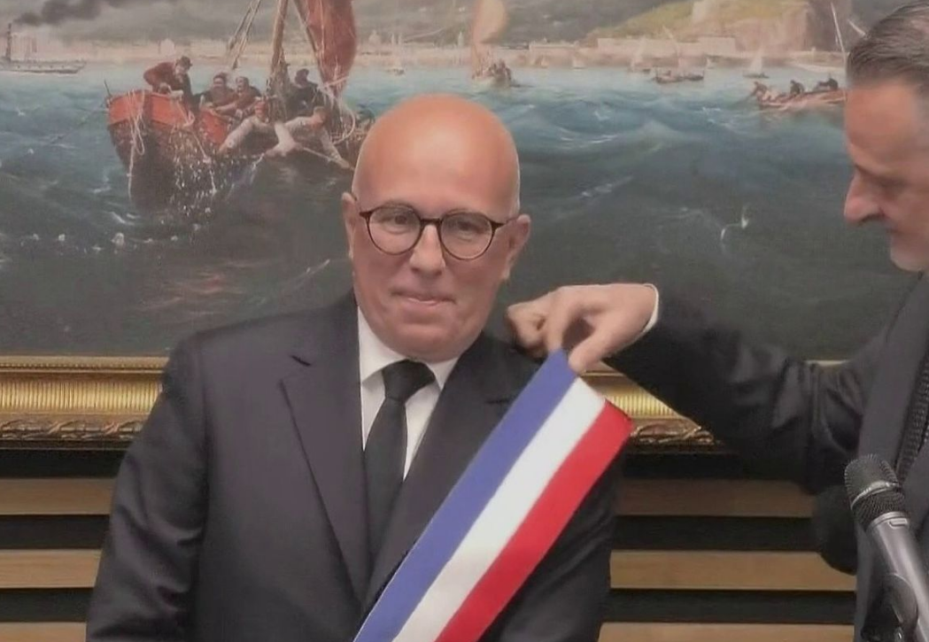 « Depuis quelques instants… » : pourquoi ce détail sur l’écharpe d’Éric Ciotti qui a déclenché une remarque en plein conseil municipal 4 « Depuis quelques instants… » : pourquoi ce détail sur l’écharpe d’Éric Ciotti qui a déclenché une remarque en plein conseil municipal Capture decran 2026 03 31 170532