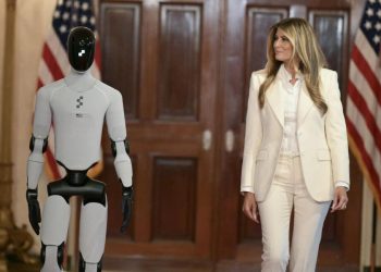 Etats-Unis : Le temps d&rsquo;un évènement, un robot remplace Donald Trump auprès de Melania
