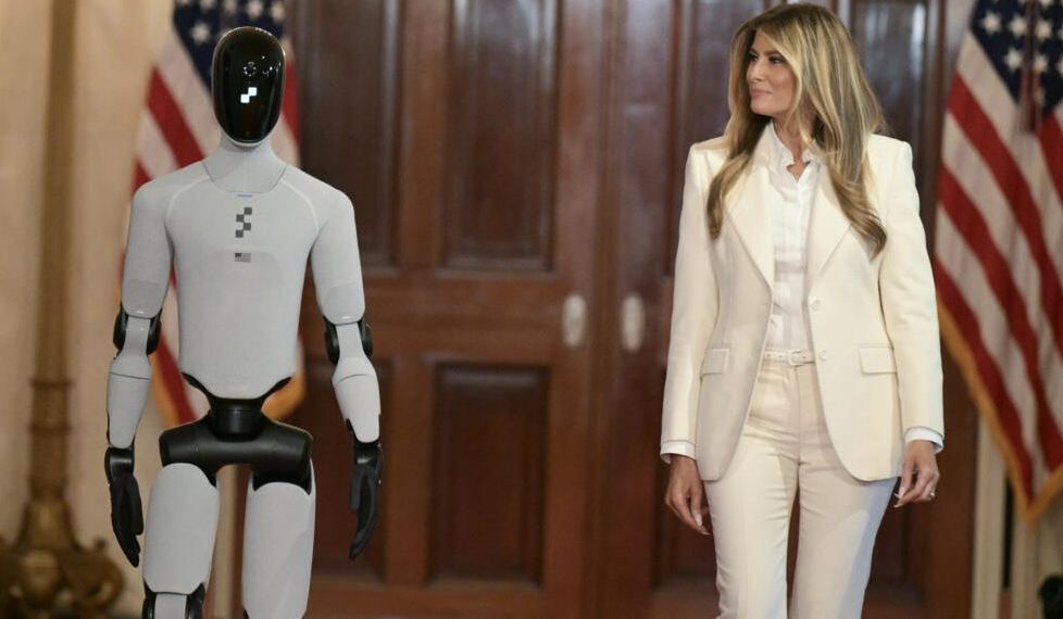 Etats-Unis : Le temps d&rsquo;un évènement, un robot remplace Donald Trump auprès de Melania
