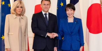 « Elle joue assez mal » : l’attitude de Brigitte Macron face à Sanae Takaichi intrigue
