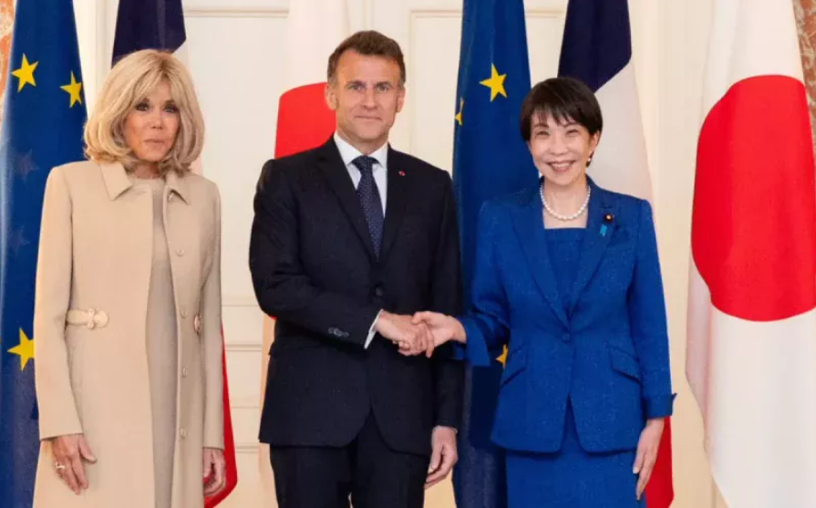 « Elle joue assez mal » : l’attitude de Brigitte Macron face à Sanae Takaichi intrigue