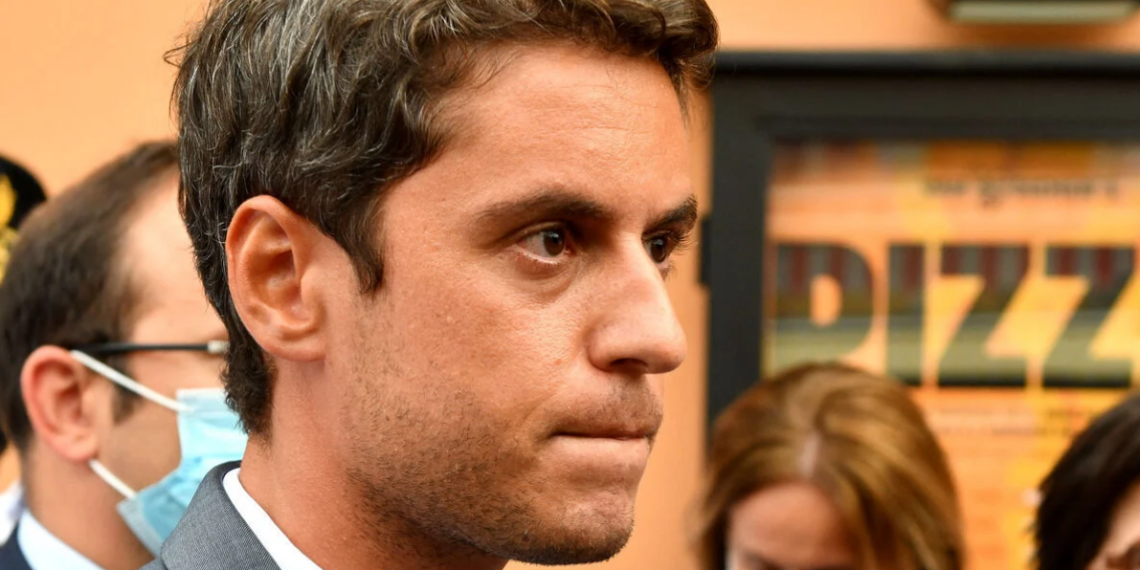 Gabriel Attal de nouveau en couple ? Ce baiser qui déchaîne les internautes : « Beaucoup trop mignon ! »