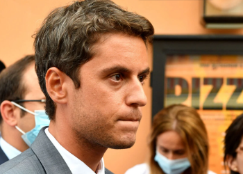 Gabriel Attal de nouveau en couple ? Ce baiser qui déchaîne les internautes : « Beaucoup trop mignon ! »