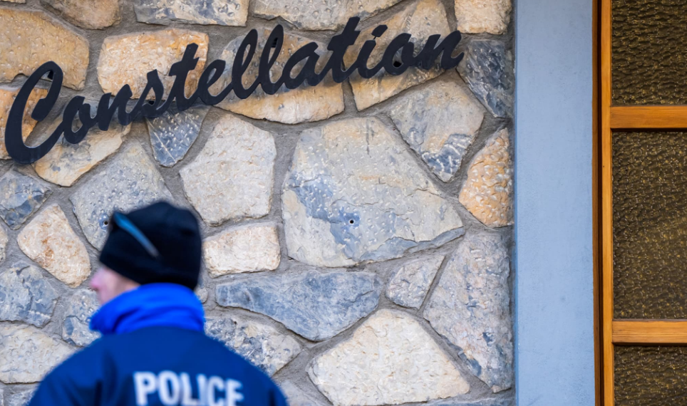 Un frère et une sœur blessés dans l&rsquo;incendie de Crans-Montana réclament 56 millions de francs suisse